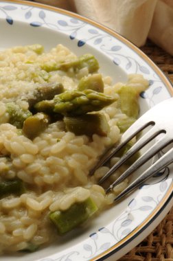 Yeşil kuşkonmazlı risotto tabağına yaklaş.