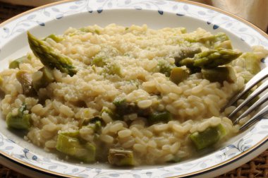 Yeşil kuşkonmazlı risotto tabağına yaklaş.