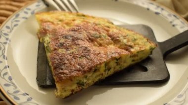 Kabaklı frittata dilimi.