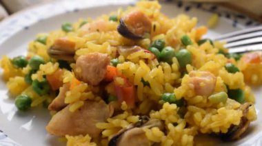 Balık ve sebzeli İspanyol paella yemeği.