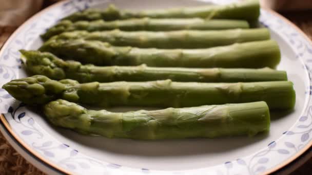 Gekookte Groene Asperges Plaat — Stockvideo