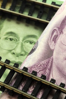 Tayland parasıyla rayları kapatın.