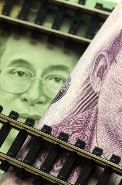 Tayland parasıyla rayları kapatın.