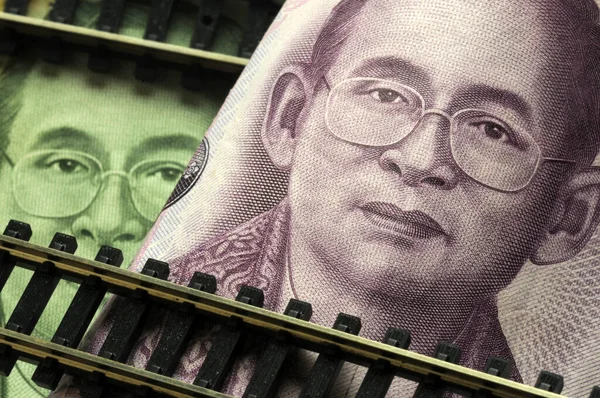 Tayland parasıyla rayları kapatın.