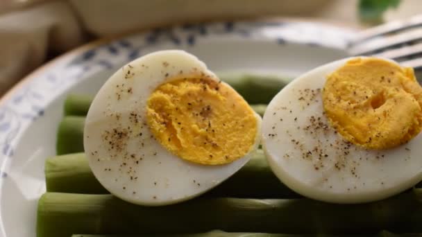 Gekochte Eier Mit Grünem Spargel — Stockvideo