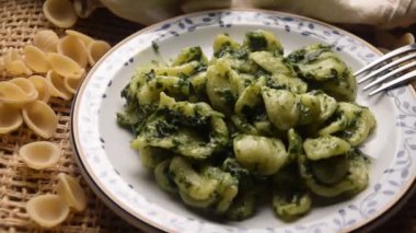 Cime di rapa ile Orecchiette pugliesi