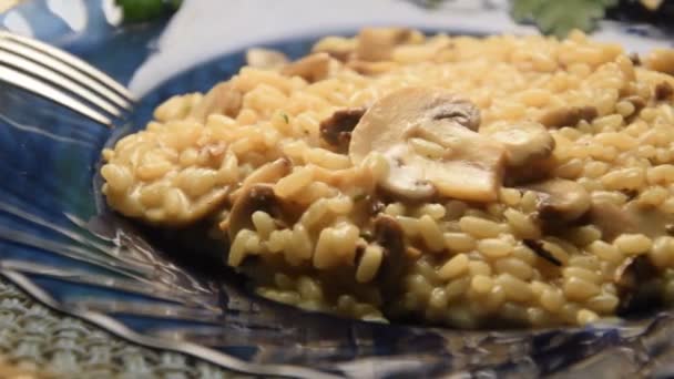 Mantarlı Maydanozlu Risotto Tabağı — Stok video