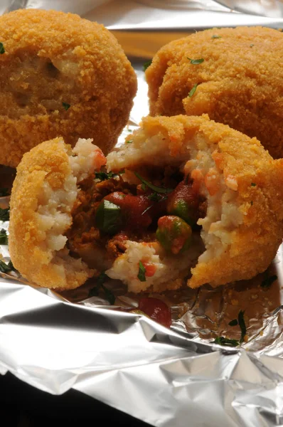 Açık arancino, pirinç ve bez dolguyu gösteriyor.