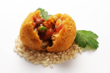 Açık arancino, pirinç ve bez dolguyu gösteriyor.