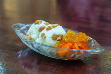 Üstü soslu Tayland dondurması.