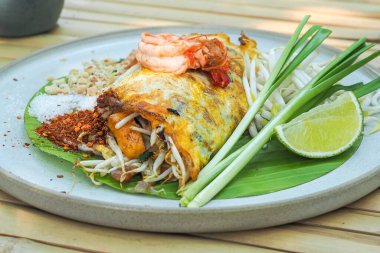 Tayland yemeği stili kızarmış erişte karides ve sebzeli Pad Thai..