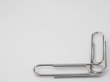 iki ataç beyaz bir arka plan üzerinde gümüş