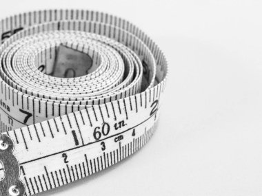 Beyaz bir arka plan üzerinde plastik şerit metre