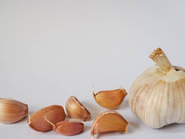 Sarımsak ampul ve beyaz bir arka plan üzerinde diş sarımsak.