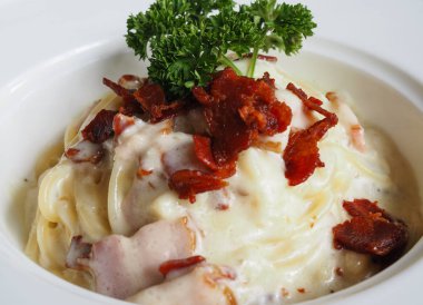 Beyaz çanak pastırmalı spagetti cabonara.