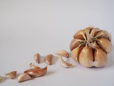 Sarımsak ampul ve beyaz bir arka plan üzerinde diş sarımsak.