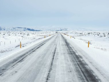 Yolun kenarında Dağı kış yol s ile kaplı