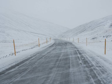 Gaz kar kaplı Kış yol Dağı yan tarafındaki Rüzgar