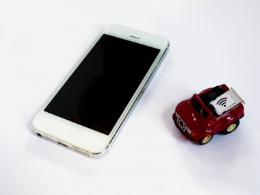 SIM kart beyaz arka plan ile bir kırmızı oyuncak araba gibi bir beyaz akıllı telefon, SIM kart yuvasını ve küçük kağıt simüle