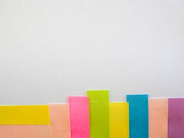 Serbest metin alanı olan beyaz bir arka plan üzerinde renkli yapışkan notlar