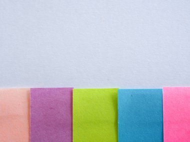 Serbest metin alanı olan beyaz bir arka plan üzerinde renkli yapışkan notlar