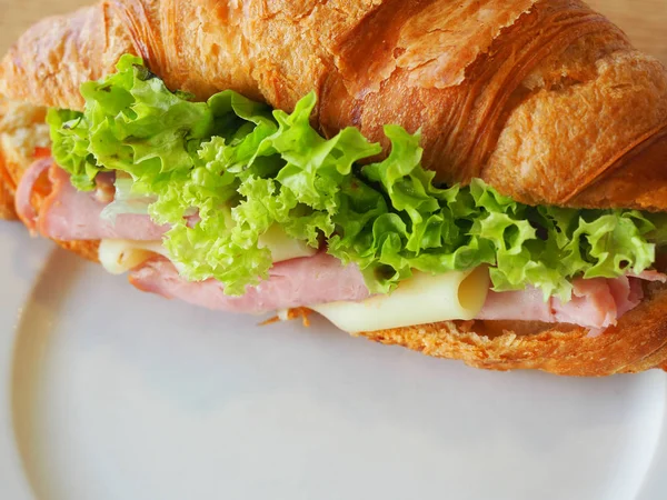 Sandwich au jambon croissant — Photo