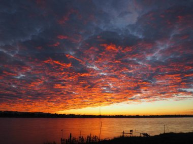 Gündoğumu ve nehir üzerinde güzel gökyüzü