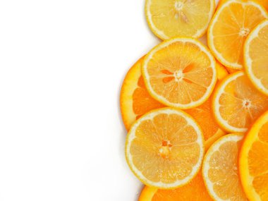 Beyaz arka plan üzerinde taze portakal ve limon dilim.