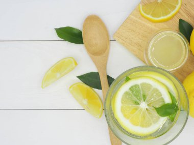 Taze limon suyu, limonata ve limon dilim Beyaz ahşap bac üzerinde