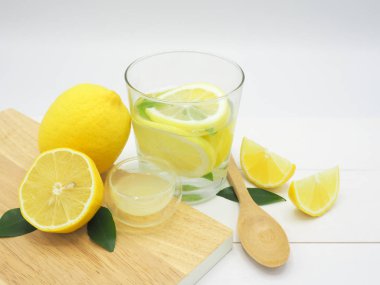Taze limon suyu, limonata ve limon dilim Beyaz ahşap bac üzerinde