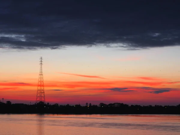 Alba e bel cielo sul fiume — Foto Stock