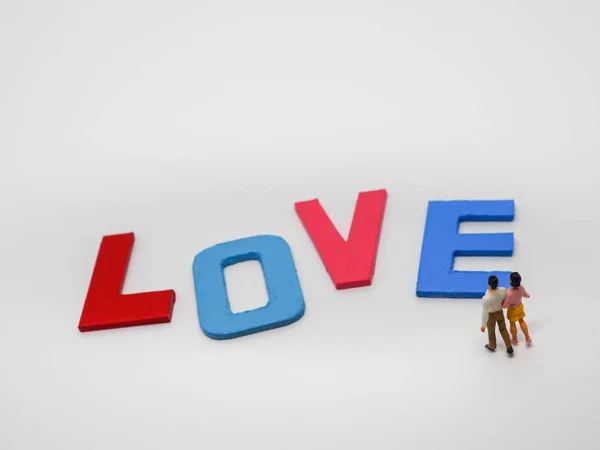 Miniatura pareja amante con LOVE letras de palabras sobre fondo blanco — Foto de Stock