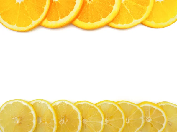 Beyaz arka plan üzerinde taze portakal ve limon dilim. — Stok fotoğraf