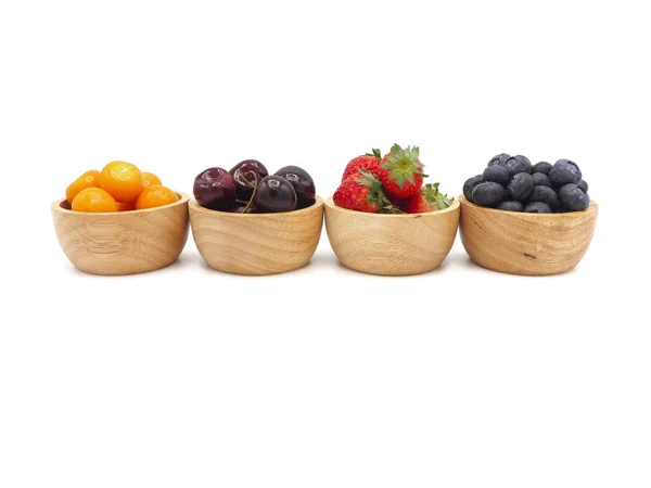 新鮮な夏のフルーツ、チェリー、いちご、ケープ グーズベリー、ブル — ストック写真