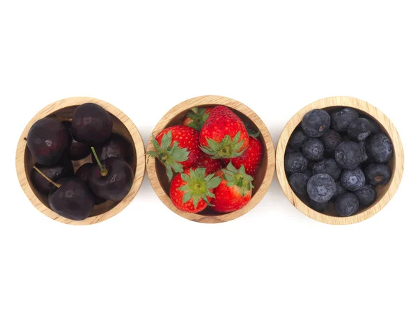 Ny sommar frukt, körsbär, jordgubbar och blåbär i trä — Stockfoto