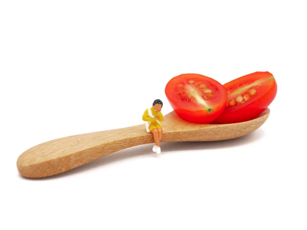 Woo ile taze üzüm veya kiraz domates üzerinde oturan bir minyatür Bayan — Stok fotoğraf