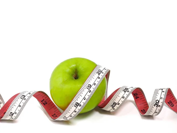 Cinta métrica y manzana verde fresca sobre fondo blanco. Sanidad — Foto de Stock