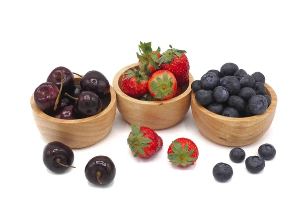 Ny sommar frukt, körsbär, jordgubbar och blåbär i trä — Stockfoto