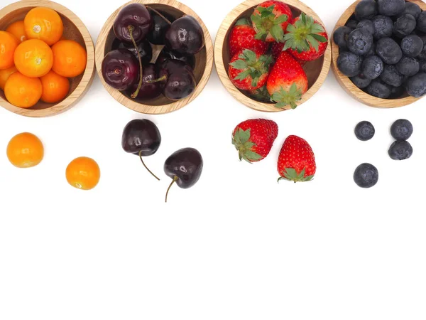 Ny sommar frukt, körsbär, jordgubbar, cape krusbär och blu — Stockfoto