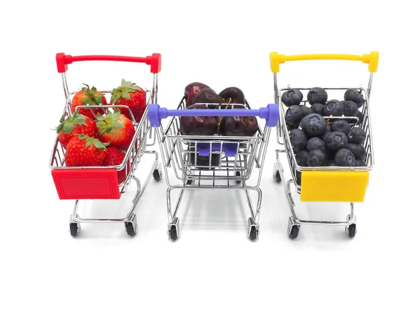 Ny sommar frukt, körsbär, jordgubbe och blåbär i shoppingga — Stockfoto