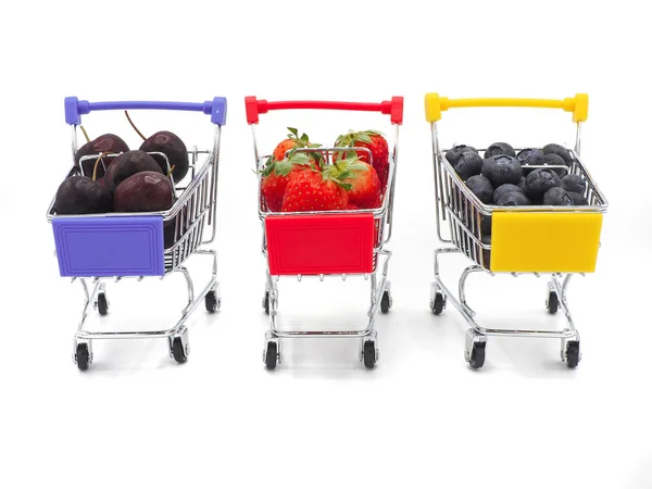 Ny sommar frukt, körsbär, jordgubbe och blåbär i shoppingga — Stockfoto