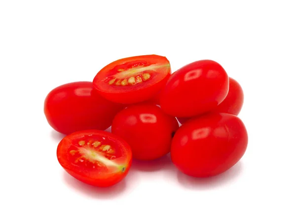 Φρέσκο σταφύλι ή κεράσι ντομάτα σε λευκό φόντο. — Φωτογραφία Αρχείου