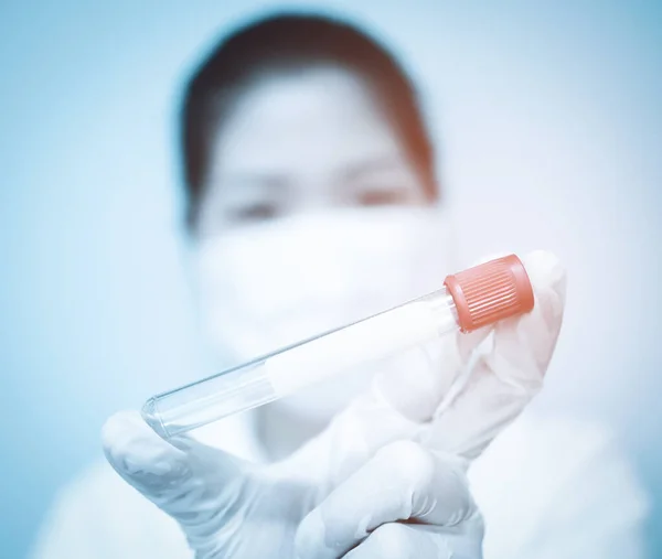 Kobieta Lekarz Noszący Maskę Trzymający Probówkę Przed Pobraniem Próbki Krwi — Zdjęcie stockowe
