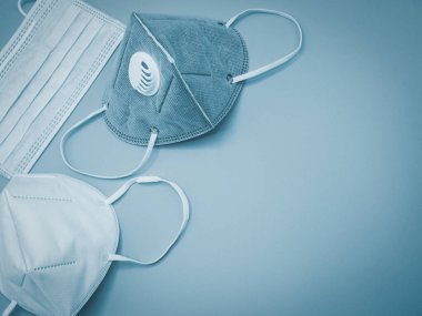 Birçok maske gri arkaplana yerleştirilir ve bunalım sırasında birincil önleme aracı olarak metin için fotokopi alanı kullanılır. Kişisel koruma ve sağlık konsepti