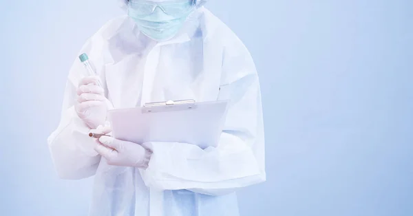 Azjatycki Lekarz Stroju Ochrony Osobistej Probówką Maską Kartą Pacjenta Ciężko — Zdjęcie stockowe