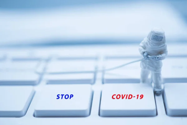 Miniatur Arzt Persönlichem Schutzanzug Hart Arbeiten Coronavirus Infektion Stoppen Steht — Stockfoto