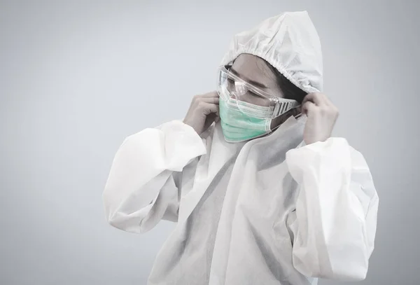 Asiatisk Kvinnlig Läkare Bär Personlig Skyddsdräkt Eller Ppe Glasögon Mask — Stockfoto