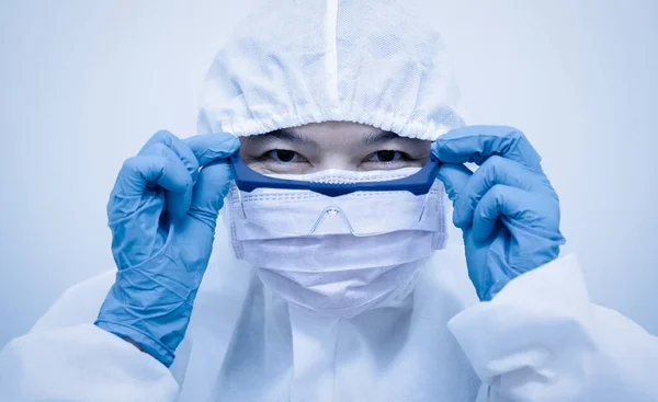 Asiatisk Kvinnlig Läkare Bär Personlig Skyddsdräkt Eller Ppe Med Mask Royaltyfria Stockfoton