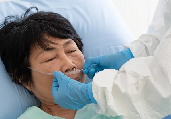 Lekarz Azjatycki Nosi Kombinezon Ochronny Używa Rurki Tlenowej Lub Maski — Zdjęcie stockowe