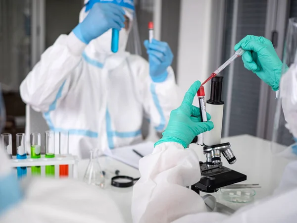 Científicos Microbiólogos Con Traje Ppe Mascarilla Facial Sostienen Tubo Ensayo — Foto de Stock